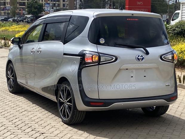 Toyota Sienta 1.5 Hybrid FWD 2020 Silver