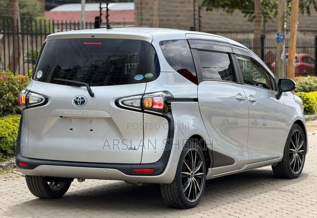 Toyota Sienta 2020 Silver