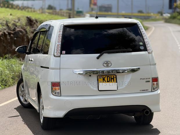 Toyota ISIS 1.8 Platana 2WD 2014 White