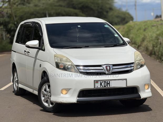 Toyota ISIS 1.8 Platana 2WD 2014 White