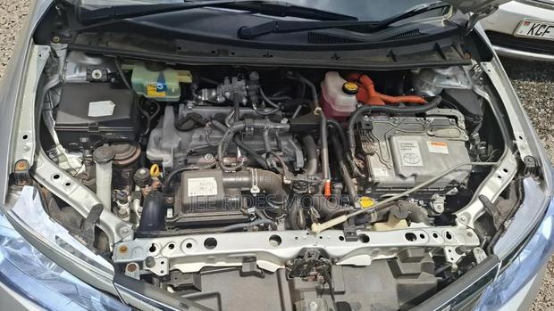 Toyota Corolla Fielder 1.5 Hybrid FWD 2015 Silver
