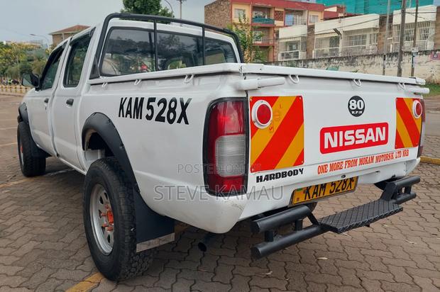 Nissan Hardbody 2000 White