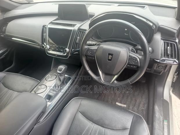 Toyota Crown 2019 Silver