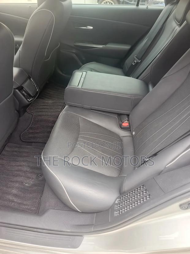 Toyota Crown 2019 Silver