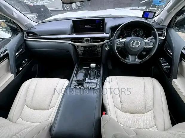 Lexus LX 570 AWD 2019 White