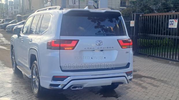 Toyota Land Cruiser LC300 2023 White