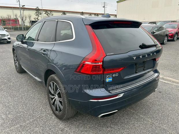 Volvo XC60 T5 Momentum AWD 2019 Blue