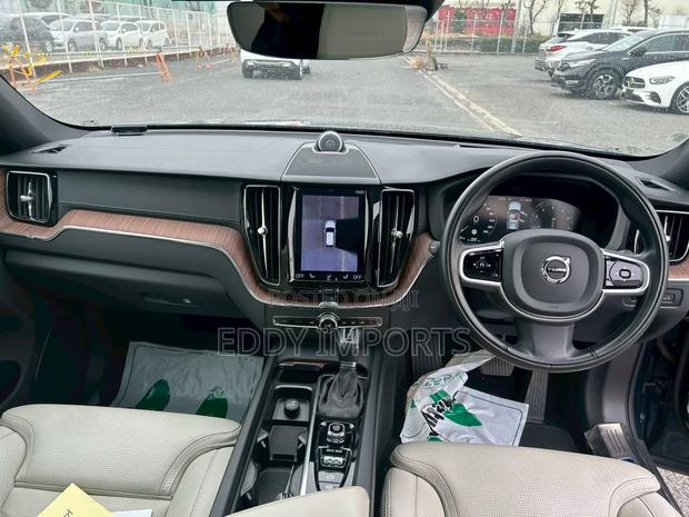 Volvo XC60 T5 Momentum AWD 2019 Blue