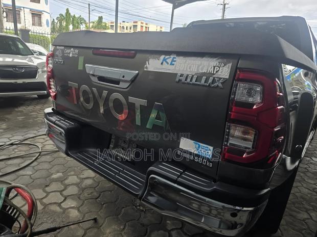 Toyota Hilux 2021 Brown