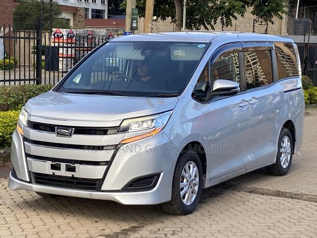Toyota Noah 2018 Silver