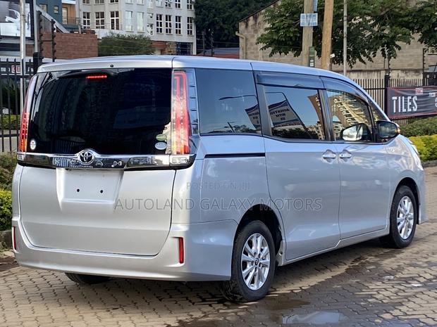 Toyota Noah 2018 Silver