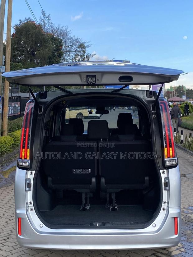 Toyota Noah 2018 Silver