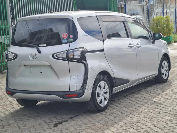 Toyota Sienta 2019 Silver