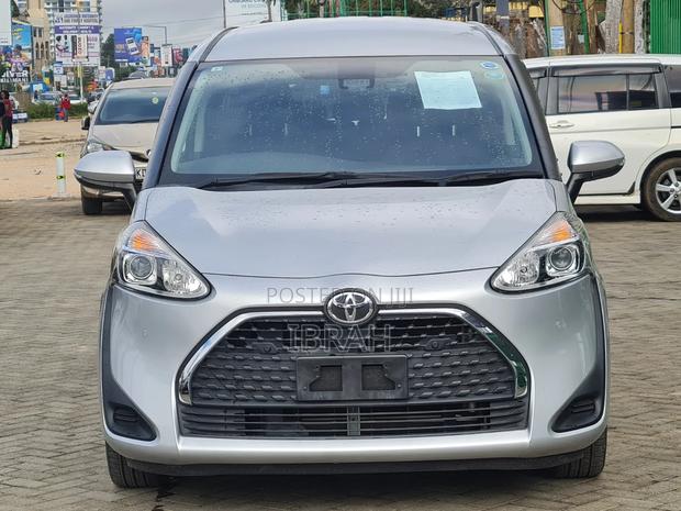 Toyota Sienta 2019 Silver