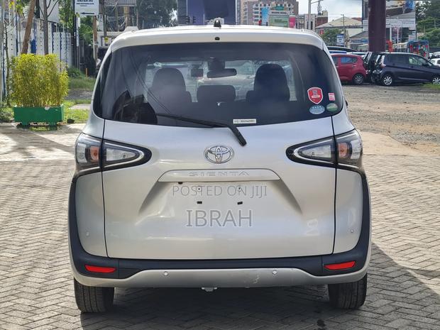 Toyota Sienta 2019 Silver