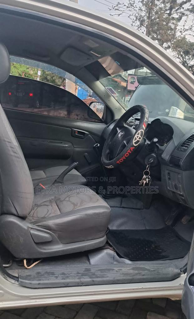 Toyota Hilux 2016 Gray