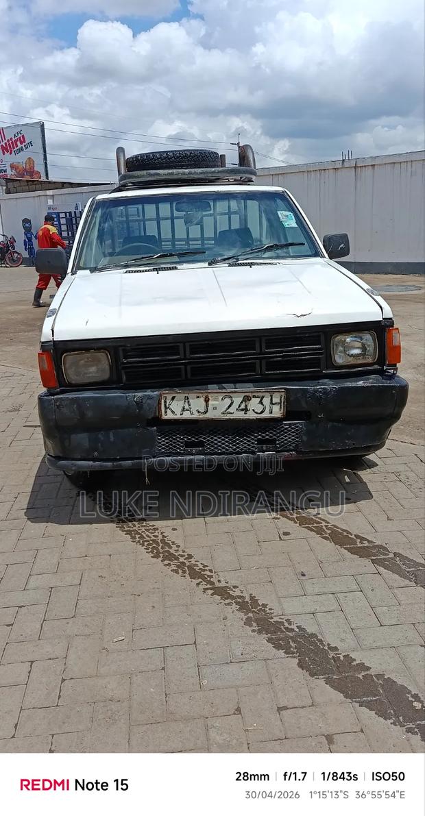Nissan Pick-Up 1989 White