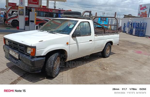 Nissan Pick-Up 1989 White