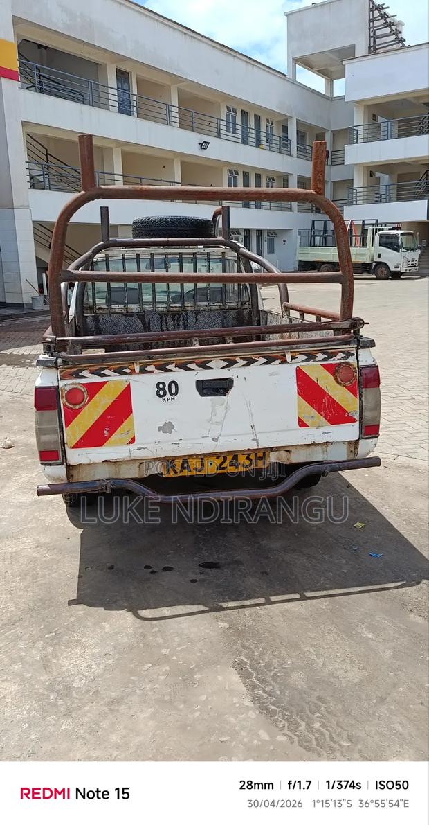 Nissan Pick-Up 1989 White