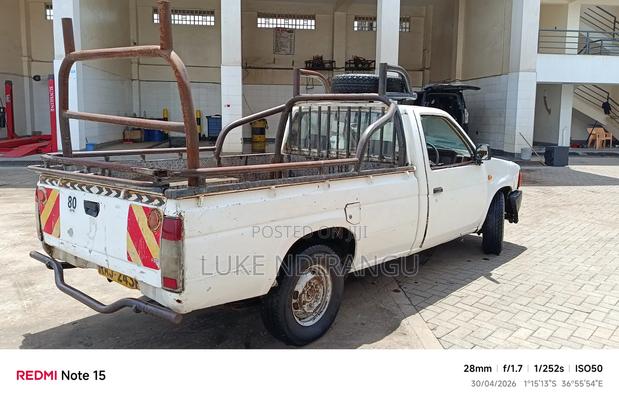 Nissan Pick-Up 1989 White