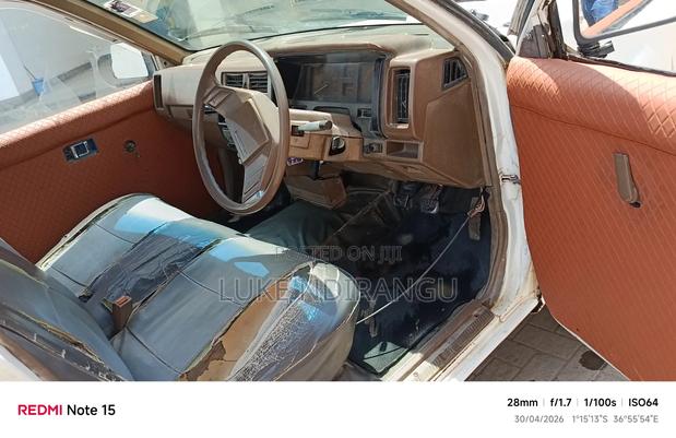 Nissan Pick-Up 1989 White