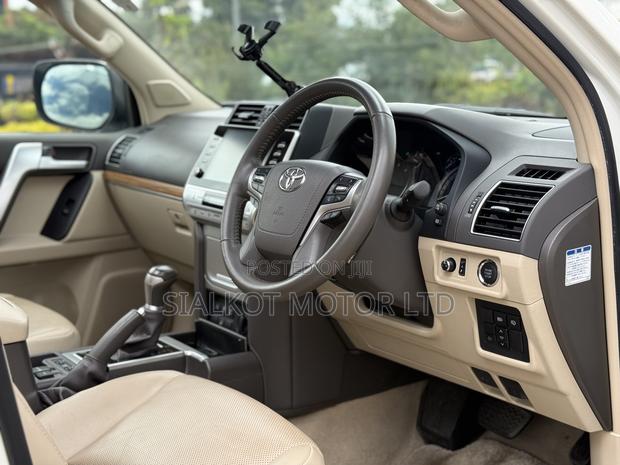 Toyota Land Cruiser Prado 2.8 2022 White