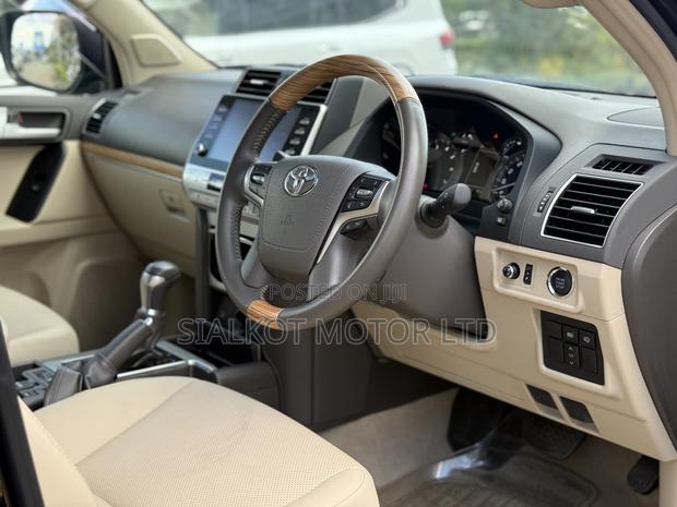 Toyota Land Cruiser Prado 2.7 2022 Black