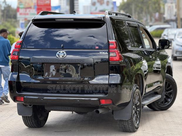 Toyota Land Cruiser Prado 2.7 2022 Black
