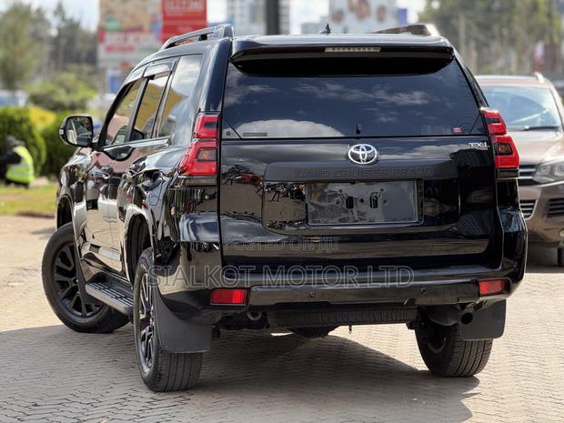 Toyota Land Cruiser Prado 2.7 2022 Black
