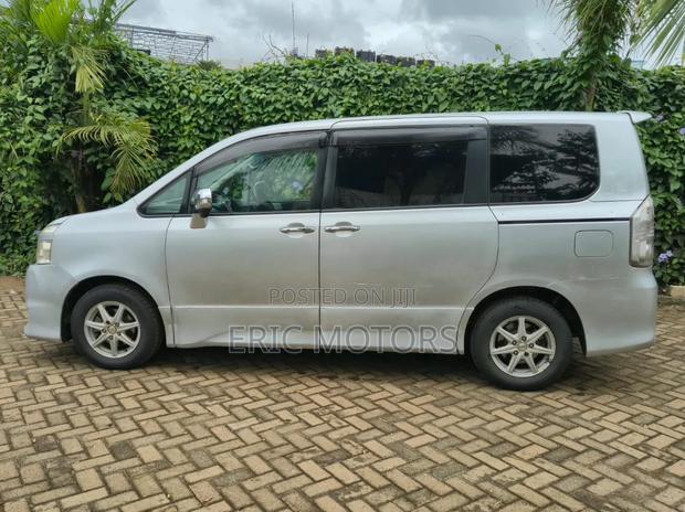 Toyota Voxy 2008 Silver