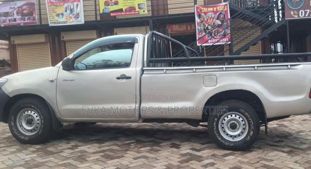 Toyota Hilux 2016 Gray