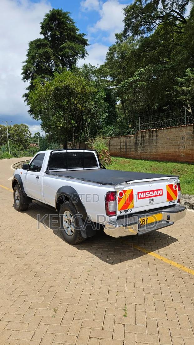 Nissan Hardbody 2013 White