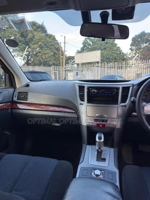 Subaru Outback 2.5i 2010 Maroon