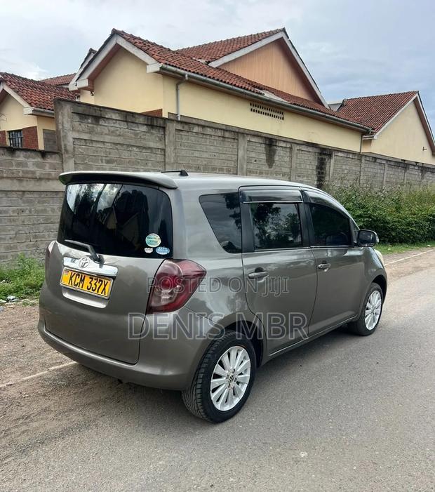Toyota Ractis 2012 Gray