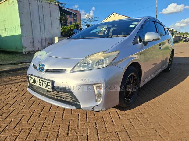 Toyota Prius Five 4dr Hatchback (1.8L 4cyl gas/electric hybrid CVT)