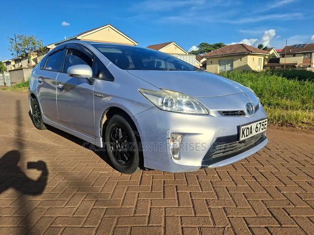 Toyota Prius Five 4dr Hatchback (1.8L 4cyl gas/electric hybrid CVT)