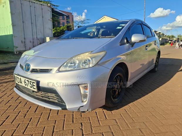 Toyota Prius Five 4dr Hatchback (1.8L 4cyl gas/electric hybrid CVT)