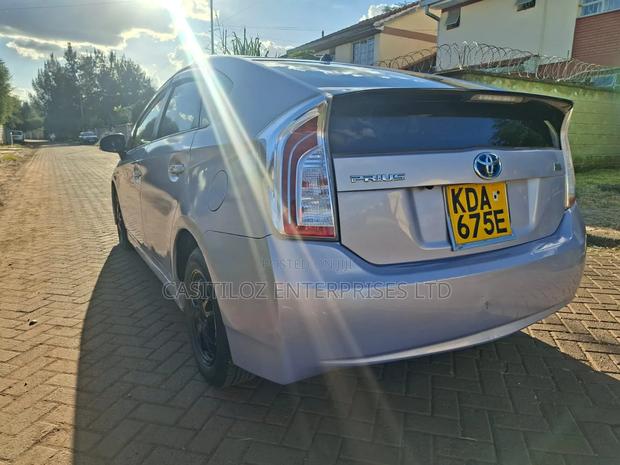 Toyota Prius Five 4dr Hatchback (1.8L 4cyl gas/electric hybrid CVT)
