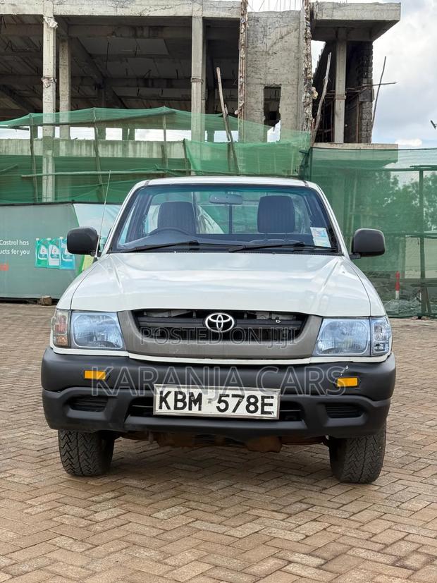 Toyota Hilux 2003 White