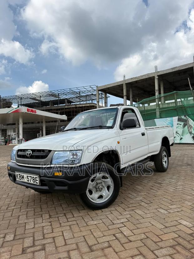 Toyota Hilux 2003 White