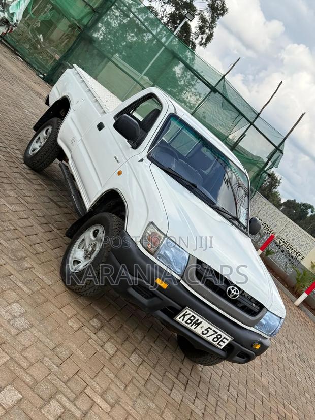 Toyota Hilux 2003 White