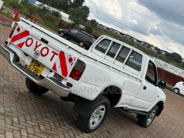 Toyota Hilux 2003 White