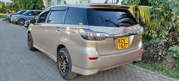 Toyota Wish 2012 Gold