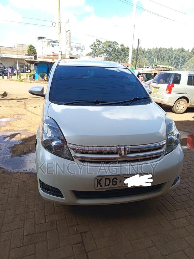 Toyota ISIS 2015 White