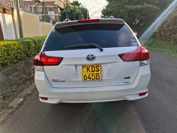 Toyota Corolla Fielder 1.5 Hybrid FWD 2017 White
