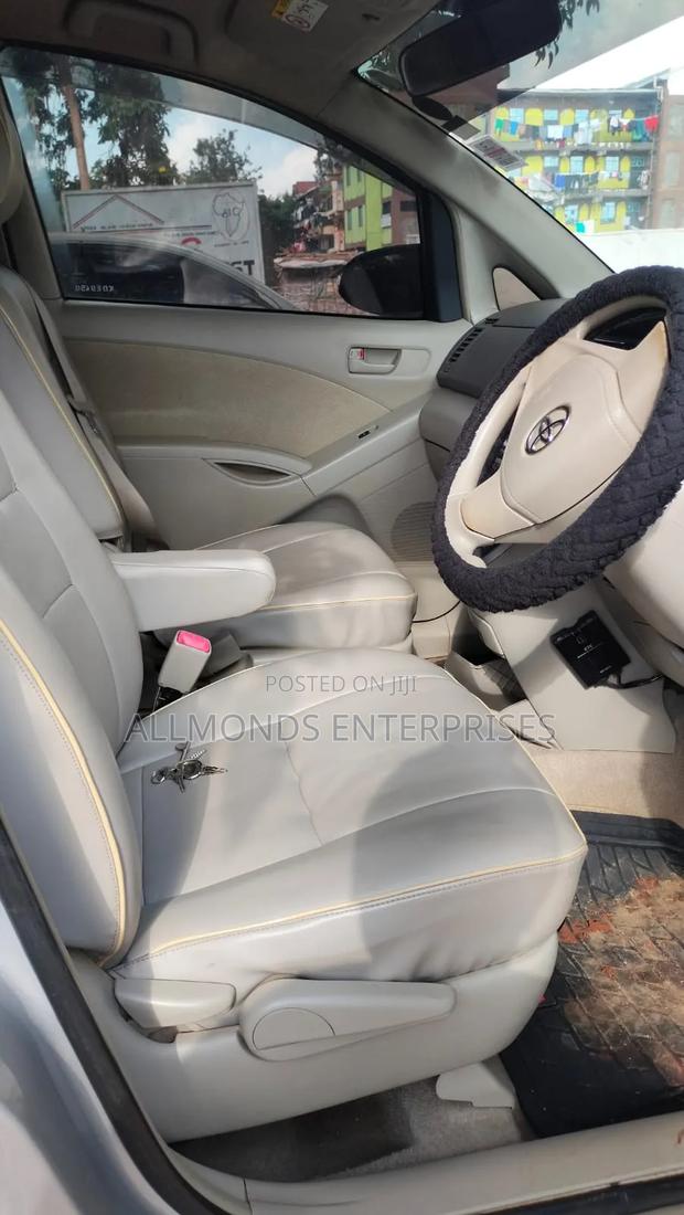 Toyota ISIS 2015 Silver