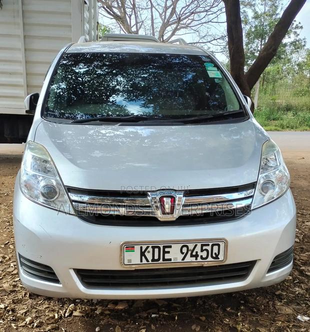 Toyota ISIS 2015 Silver