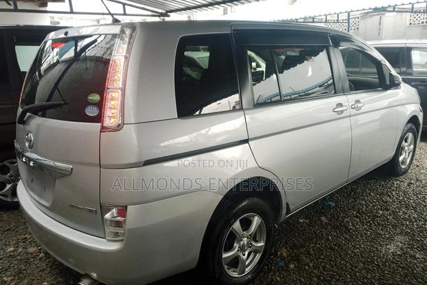 Toyota ISIS 2015 Silver