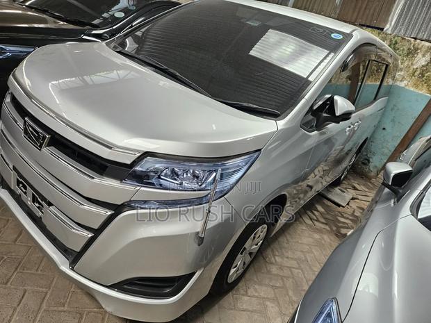 Toyota Noah 2018 Silver