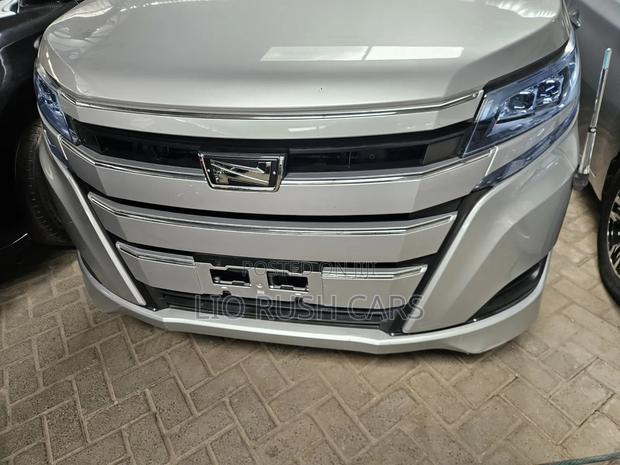Toyota Noah 2018 Silver
